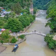 eine Brücke über einen Fluss mit einer Gruppe von Menschen
