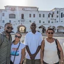 un gruppo di persone in piedi davanti a un edificio