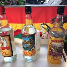 drei Flaschen Wein auf einem Tisch