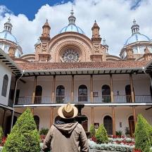 rakennuksen edessä istuva henkilö