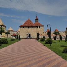 um grande castelo com um caminho de tijolos na frente