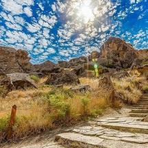 eine Treppe in einem Feld mit Felsen