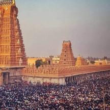 a large crowd of people standing in front of a building