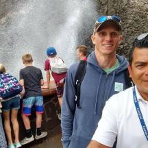 dos homes drets davant d'una cascada
