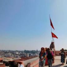 un grup de persones dretes a dalt d'un edifici amb una bandera