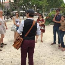 un grup de persones dempeus a la platja
