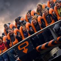 un gruppo di bambini che vanno sulle montagne russe