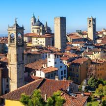 una vista aèria d'una ciutat amb torres i teulades