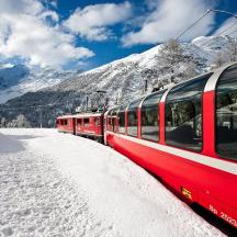ein roter Zug auf den Gleisen im Schnee
