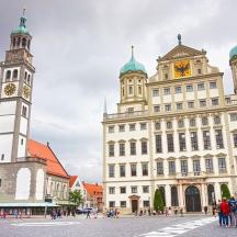 un grup de persones dempeus davant d'edificis