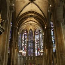 eine große Kathedrale mit Buntglasfenstern darin