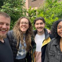 eine Gruppe von Menschen, die für ein Foto posieren