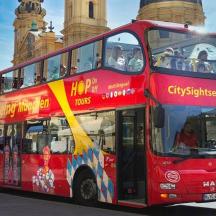 un autobus rosso a due piani che percorre una strada