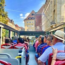 eine Gruppe von Menschen sitzt in einem Bus
