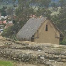 pieni kattoinen rakennus mäen päällä