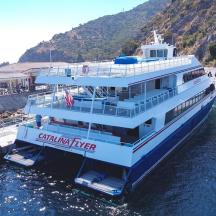 ein Kreuzfahrtschiff an einem Dock im Wasser