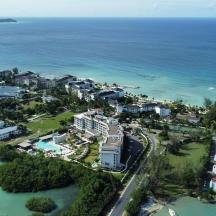 eine Luftaufnahme eines Resorts am Meer