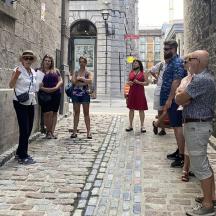eine Gruppe von Menschen steht in einer Gasse