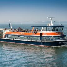 ein orangefarbenes und blaues Boot im Wasser
