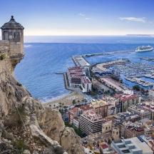 una vista aerea di una città e di un porto