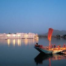 กลุ่มคนบนเรือในน้ำ