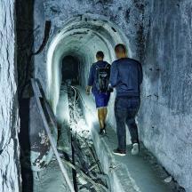 två män som går genom en tunnel med