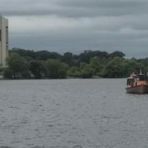 ein Boot auf dem Wasser mit einem Turm im Hintergrund
