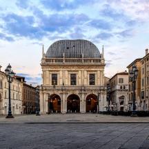 un edificio con una cupola in cima a una strada