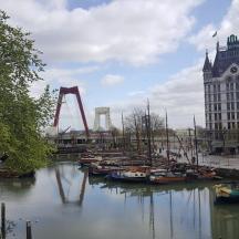 ein Fluss mit Booten in einer Stadt mit einem Gebäude