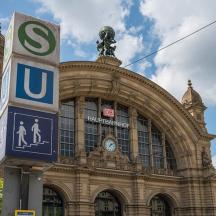 ein großes Gebäude mit einem Schild davor