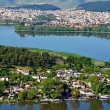 una isla en medio de un lago con casas