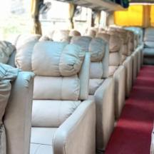 deretan tempat duduk putih di dalam bas