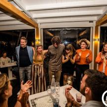 Un grupo de personas paradas en una habitación.