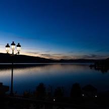 un fanal al costat d'un llac a la nit