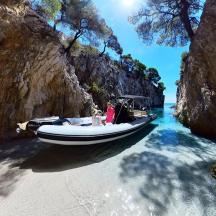 ein Boot im Wasser neben einem Strand