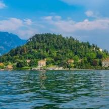 мало острво усред водене површине