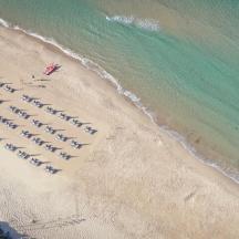 ภาพมุมสูงของชายหาดที่มีเรือจอดเรียงราย