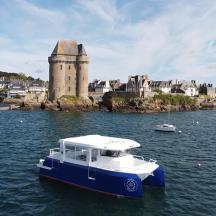 un bateau bleu et blanc dans un plan d'eau