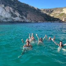 eine Gruppe von Menschen, die im Wasser schwimmen