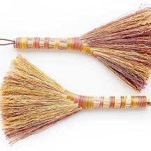 un parell de borles taronges i marrons sobre fons blanc