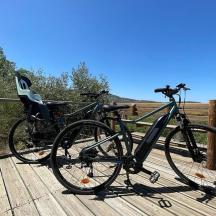 bicykel je zaparkovaný na drevenej terase