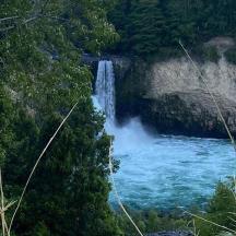 una cascada a la vora d'un riu