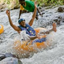 zwei Personen auf Flößen in einem Fluss im Wasser