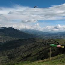 layang-layang terbang di langit di atas bukit