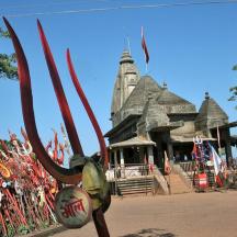 a statue of a dragon in front of a building