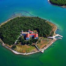 eine Insel im Wasser mit einem Gebäude darauf