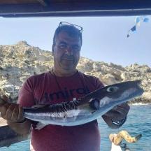 un home que sosté un peix a les mans