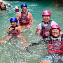 un gruppo di persone in acqua su una zattera