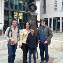 un grup de persones dempeus davant d'una estàtua