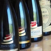 tři lahve vína ležící na stole